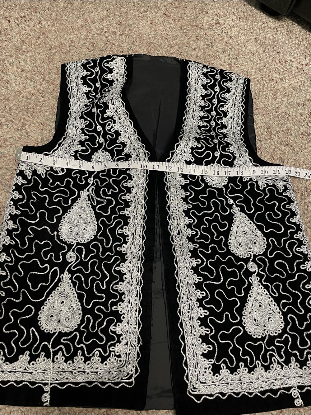 Vintage velvet vest with metallic silver thread embroidered design - Picture 4 of 7